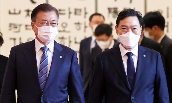 문재인 대통령이 1일 오후 청와대에서 신임 김오수 검찰총장에게 임명장을 수여한 후 환담장으로 이동하고 있다. 2021.06.01 / 사진=[뉴시스]