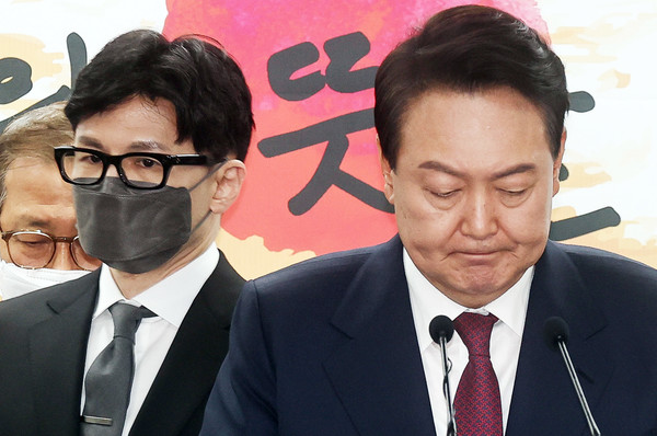 윤석열 대통령 당선인이 13일 서울 종로구 통의동 인수위 브리핑룸에서 열린 2차 내각 발표에서 한동훈 법무부 장관 후보자를 소개하고 있다.2022.04.13 / 사진=[인수위사진기자단]