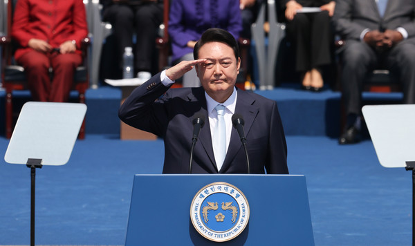 윤석열 대통령이 10일 제20대 대통령 취임식이 열린 서울 여의도 국회의사당 앞 잔디마당에서 경례를 하고 있다.2022.05.10 / 사진=[공동취재사진]