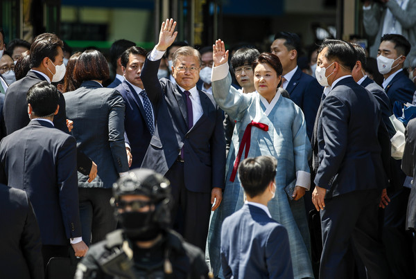문재인 전 대통령과 김정숙 여사가 10일 오전 사저가 있는 경남 양산으로 출발하기에 앞서 서울역 광장에서 배웅 나온 시민들과 인사를 나누고 있다. 2022.05.10