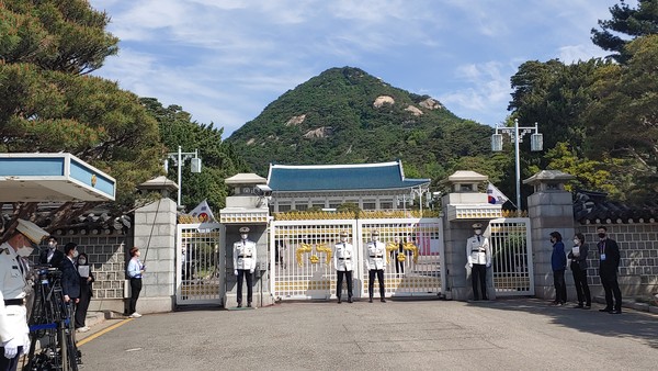 윤석열 정부 출범에 맞춰 청와대 국민 개방 기념행사가 열린 10일 서울 종로구 청와대 정문이 열렸다. 개방행사는 오는 22일까지 열리며 온라인 신청자 중 당첨자만 오전 7시부터 오후 7시까지 6차례에 걸쳐 6500명씩 매일 3만9000명이 관람할 수 있다. 2022.05.10