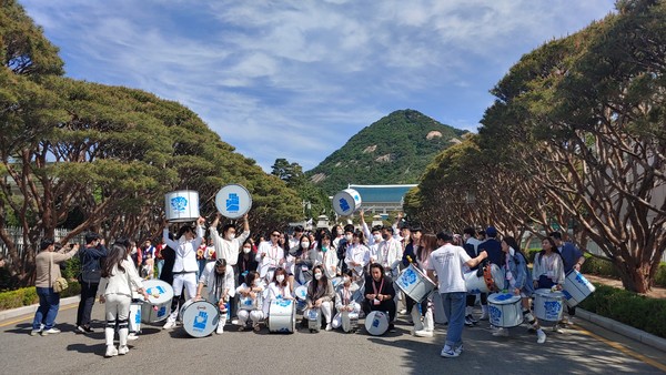 윤석열 정부 출범에 맞춰 청와대 국민 개방 기념행사가 열린 10일 서울 종로구 청와대 정문이 열렸다. 개방행사는 오는 22일까지 열리며 온라인 신청자 중 당첨자만 오전 7시부터 오후 7시까지 6차례에 걸쳐 6500명씩 매일 3만9000명이 관람할 수 있다. 2022.05.10