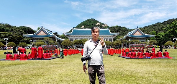 윤석열 정부 출범에 맞춰 청와대 국민 개방 기념행사가 열린 10일 서울 종로구 청와대 정문이 열렸다. 개방행사는 오는 22일까지 열리며 온라인 신청자 중 당첨자만 오전 7시부터 오후 7시까지 6차례에 걸쳐 6500명씩 매일 3만9000명이 관람할 수 있다. 2022.05.10