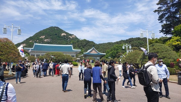 윤석열 정부 출범에 맞춰 청와대 국민 개방 기념행사가 열린 10일 서울 종로구 청와대 정문이 열렸다. 개방행사는 오는 22일까지 열리며 온라인 신청자 중 당첨자만 오전 7시부터 오후 7시까지 6차례에 걸쳐 6500명씩 매일 3만9000명이 관람할 수 있다. 2022.05.10