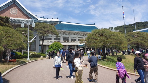 윤석열 정부 출범에 맞춰 청와대 국민 개방 기념행사가 열린 10일 서울 종로구 청와대 정문이 열렸다. 개방행사는 오는 22일까지 열리며 온라인 신청자 중 당첨자만 오전 7시부터 오후 7시까지 6차례에 걸쳐 6500명씩 매일 3만9000명이 관람할 수 있다. 2022.05.10