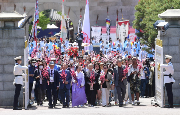 윤석열 정부 출범에 맞춰 청와대 국민 개방 기념행사가 열린 10일 서울 종로구 청와대 정문이 열리고 있다. 개방행사는 오는 22일까지 열리며 온라인 신청자 중 당첨자만 오전 7시부터 오후 7시까지 6차례에 걸쳐 6500명씩 매일 3만9000명이 관람할 수 있다.2022.05.10 / 사진=[인수위사진기자단]