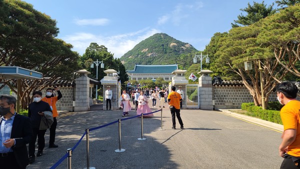 2022.05.10 청와대가 개방되자 시민들이 청와대로 향하고 있다 (사진 = 이도현 기자)