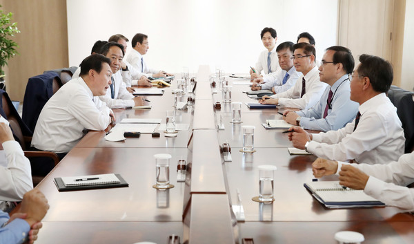 윤석열 대통령이 11일 서울 용산 대통령실 청사 대회의실에서 열린 수석비서관회의를 주재하고 있다. 2022.05.11 / 사진=[뉴시스]