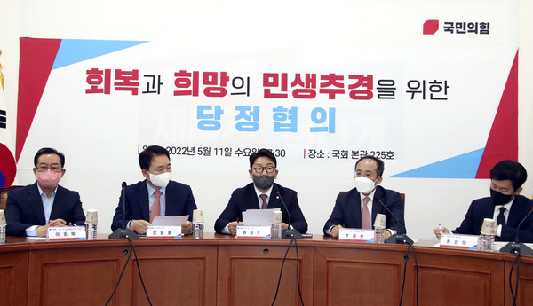권성동 국민의힘 원내대표(가운데)가 11일 서울 여의도 국회에서 소상공인 손실보상 등에 관련된 2차 추경 편성을 다루는 당정 협의에 서 모두발언을 하고 있다.2022.05.11 / 사진=[공동취재사진]