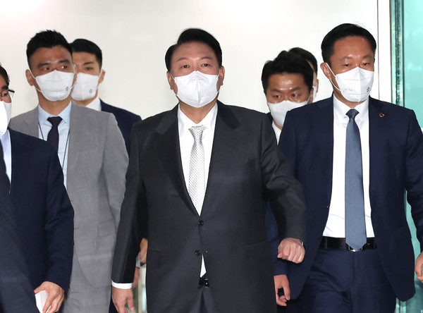 윤석열 대통령이 12일 서울 용산 대통령실 청사로 출근하고 있다.2022.05.12 / 사진=[대통령실통신사진기자단]