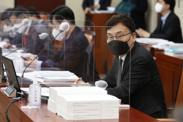 9일 서울 여의도 국회에서 열린 국방위원회 전체회의에서 보석 석방된 이상직 무소속 의원이 참석해 있다.2021.11.09 / 사진=[공동취재사진]