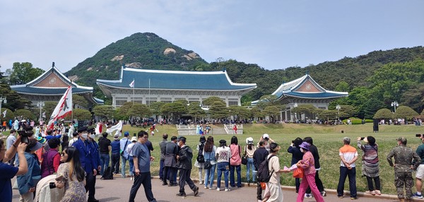 청와대 개방에 많은 사람들이 청와대 괄람