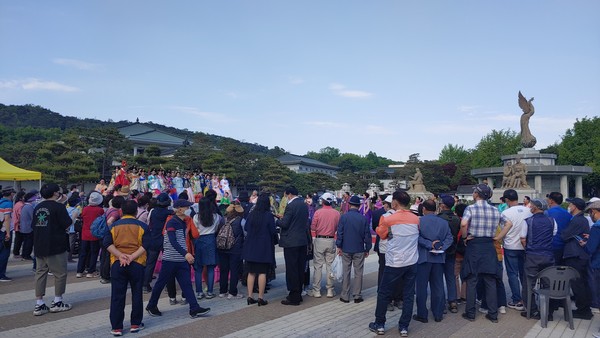 청와대앞 분수대앞 청와대 오픈 이벤트행사에 많은 시민들이 관심을 보이고 있다