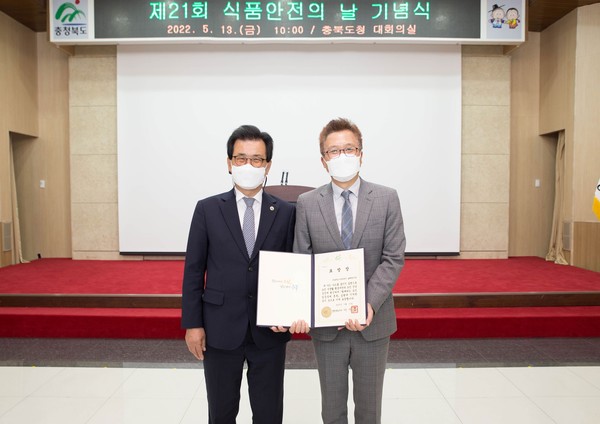 왼쪽부터 이시종 충북 도지사와 유원무 풀무원 바른마음경영실장과 기념사진을 찍고 있다 (사진 = 풀무원 제공)