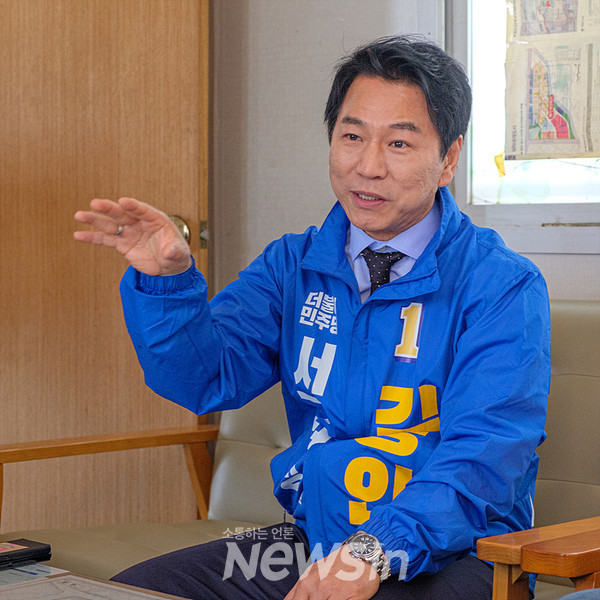 ​​▲김종인 인천 서구청장 후보가 경서3구역 대책사무실에서 토지주들과 간담회 중 발언하고 있다. /사진=민경찬 기자