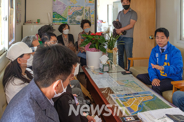 ▲김종인 인천 서구청장 후보(오른쪽)가 경서3지구 대책사무실에서 토지주들과 간담회를 하고 있다. /사진=민경찬 기자