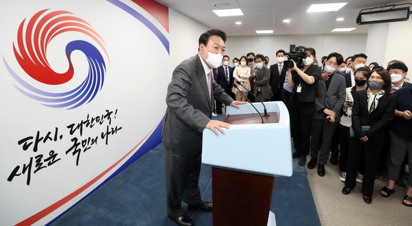 윤석열 대통령이 13일 오후 서울 용산 대통령실 청사 브리핑룸을 방문해 발언하고 있다. 2022.05.13.