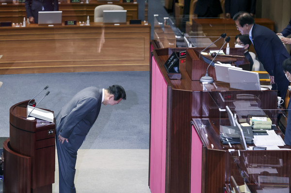 코로나19 손실보상을 위한 추가경정예산(추경)안에 대해 시정연설을 위해 국회를 찾은 윤석열 대통령이 16일 본회의장에 입장한 뒤 박병석 국회의장과 뒤늦게 인사를 하고 있다.2022.05.16 / 사진=[공동취재사진]