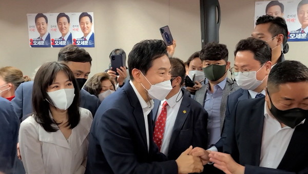 지난 14일 오세훈 국민의힘 서울시장 후보 '오썸! 캠프'가 출범한 가운데 오세훈 후보가 지지자들과 악수를 나누고 있다. (사진=정경호 기자)
