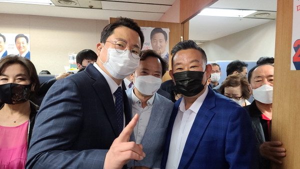 지난 14일 오세훈 국민의힘 서울시장 후보 '오썸! 캠프'가 출범한 가운데 오세훈 후보 지지자들이 기념촬영을 하고 있다. (사진=정경호 기자)