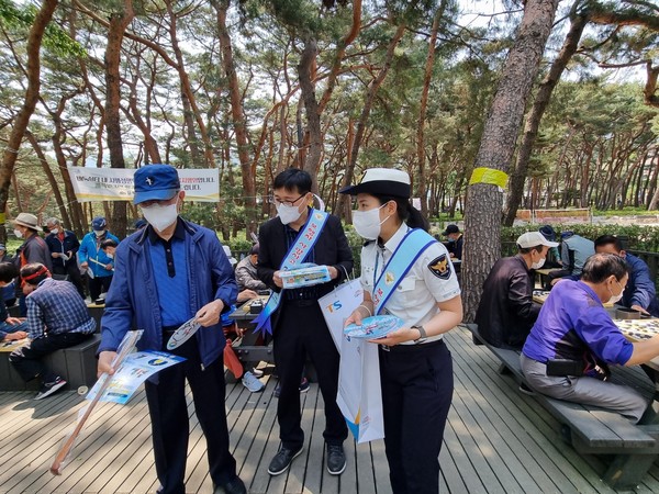 강북구 우이동 솔밭공원에서 어르신들에게 교통안전홍보용품을 배포하고 있다. 