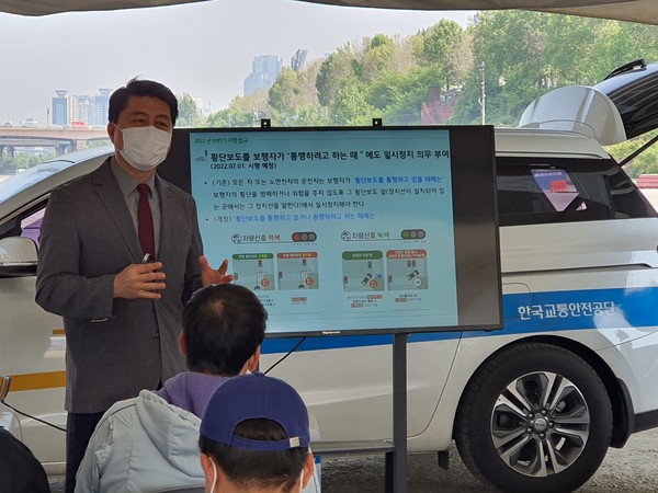 도로교통공단 정의석 교수가 강남운전면허시험장에서 이륜차 체험교육에 앞서 이론교육을 하고 있다.