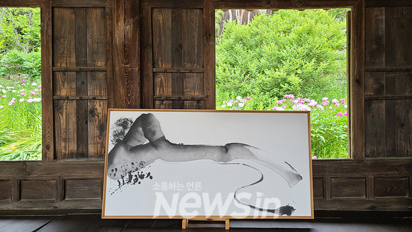 ▲이순신 장군의 4월 19일 자 난중일기를 임연재 작가가 그림으로 표현한 작품. 어머니의 장례도 못 치르고 험한 산길을 넘어야 하는 불효의 어지러운 심정이 담겨 있다. (사진=정경호 기자)