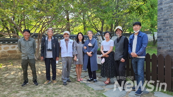 백의종군보존회 회원인 임연재 작가 개인전 찾아 기념사진을 찍고 있다(사진=정경호 기자)