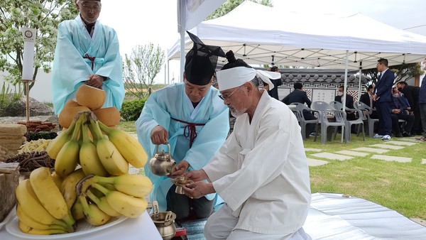 백의장군보존회 박승운 회장이 추모제를 치르고 있다 (사진 = 정경호 기자)