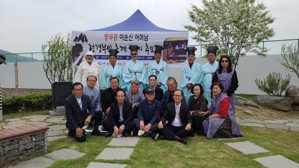 백의종군보존회 회원들이 단체사진을 촬영하고 있다 (사진 = 정경호 기자)