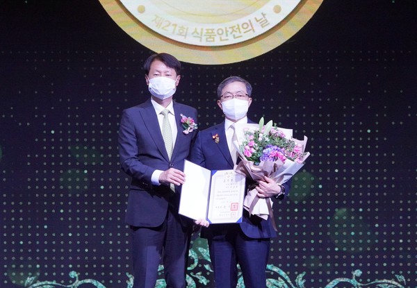 왼쪽부터 김강립 식약처장과 이상윤 풀무원 기술원장이 대통령상 표창장을 들고  기념사진을 찍고 있다 (사진 = 풀무원 제공)
