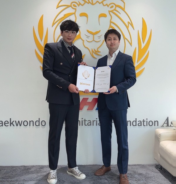 왼쪽부터 태권도박애재단아시아 강대권 총재와 빗크몬 권정만 대표가 후원약정서를 체결하고 기념사진을 촬영하고 있다 (사진 = 빗크몬 제공)