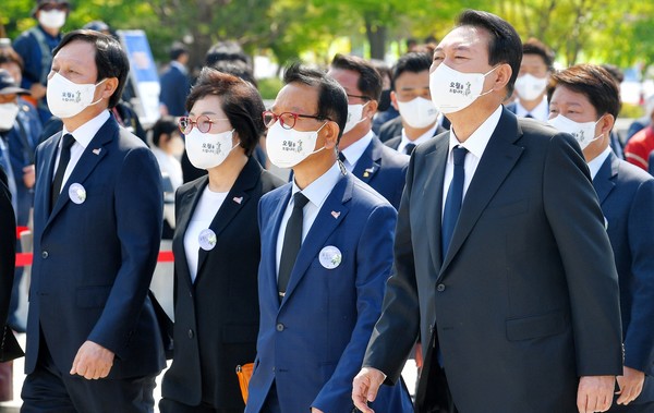 윤석열 대통령이 18일 오전 광주 북구 운정동 국립5·18민주묘지에서 열리는 5·18민주화운동 42주기 기념식에 참석하고 있다. 마스크에는 '오월을 드립니다'가 새져겨 있다.2022.05.18 / 사진=[공동취재단]