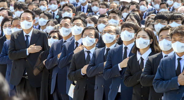 윤석열 대통령이 18일 오전 광주 북구 운정동 국립5·18민주묘지에서 열린 5·18민주화운동 42주기 기념식에 참석해 국민의례를 하고 있다.2022.05.18 / 사진=[공동취재사진]