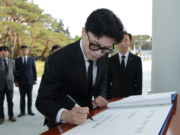 한동훈 신임 법무부 장관이 17일 국립서울현충원을 참배한 뒤 방명록을 작성하고 있다.2022.05.17 / 사진=[법무부 제공]