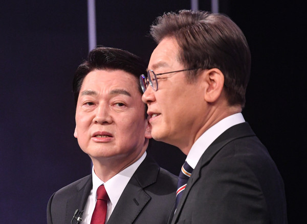 안철수 국민의당 대선 후보와 이재명 더불어민주당 대선 후보가 2일 서울 여의도 KBS 본관에서 열린 중앙선거방송토론위원회 주관 제20대 대통령선거 후보 초청 3차 법정TV토론회를 앞두고 대화를 나누고 있다.2022.03.02 / 사진=[공동취재사진]