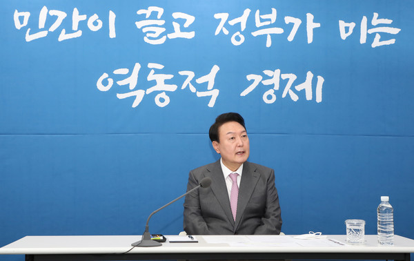 윤석열 대통령이 13일 오전 서울 중구 국제금융센터에서 열린 거시금융상황 점검회의에서 발언하고 있다. 2022.05.13 / 사진=[뉴시스]