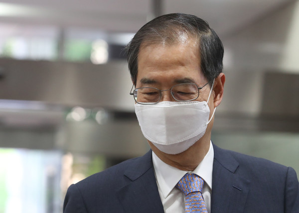 국무총리 후보자의 국회 임명동의안 표결을 앞두고 한덕수 국무총리 후보자가 20일 오전 서울 종로구 국회 인사청문회 준비단 사무실이 마련된 한국생상선본부에 출근하고 있다. 2022.05.20 / 사진=[뉴시스]