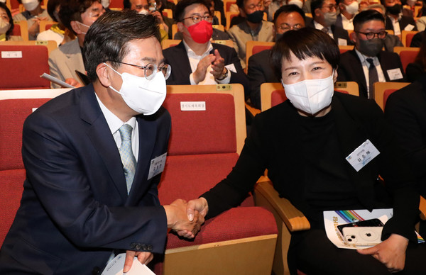 더불어민주당 김동연, 국민의힘 김은혜 경기지사 후보가 18일 오후 경기 수원시 경기아트센터에서 열린 '2022 경기도 체육인 한마당' 행사에 참석해 악수를 하고 있다. 2022.05.18 / 사진=[뉴시스]
