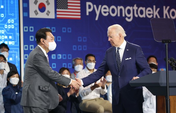 윤석열 대통령과 조 바이든 미국 대통령이 20일 경기 평택 삼성전자 반도체 공장 시찰 후 연설을 마친 뒤 악수하고 있다. 2022.05.20 / 사진=[뉴시스]