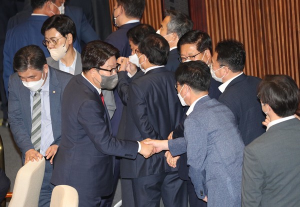 권성동 국민의힘 원내대표가 20일 오후 국회 본회의장에서 열린 한덕수 국무총리 임명동의안 투표가 진행되는 가운데 소속 위원들에게 감사인사를 하고 있다.2022.05.20 / 사진=[공동취재사진]