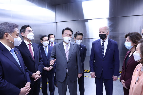 윤석열 대통령과 조 바이든 미국 대통령이 20일 경기 평택 삼성전자 반도체 공장을 시찰하고 있다. 2022.05.20 / 사진=[뉴시스]