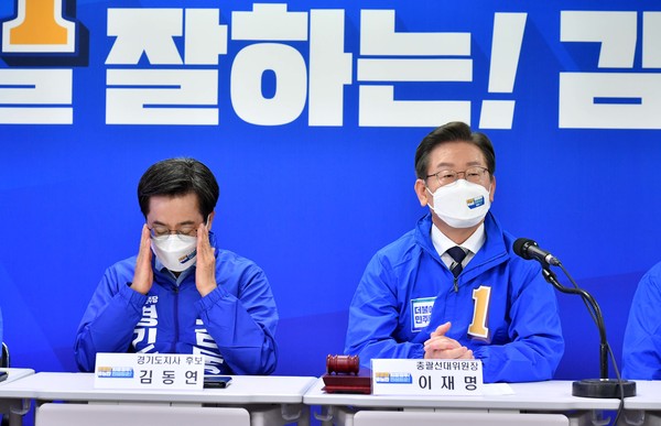 김동연 더불어민주당 경기지사 후보와 이재명 더불어민주당 총괄선대위원장이 13일 경기 수원시 김동연 경기지사 후보 선거사무소에서 열린 민주당 제1차 중앙선거대책위원회의에서 윤호중 상임선대위원장의 발언을 듣고 있다. 2022.05.13 / 사진=[국회사진기자단]