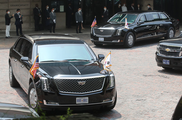 바이든 미국 대통령이 탄 차량이 22일 오전 서울 용산구 그랜드하얏트 호텔을 나서고 있다. 바이든 대통령은 이날 오후 2박 3일간의 모든 방한 일정을 마치고 일본 도쿄로 출국한다. 2022.05.22 / 사진=[뉴시스]