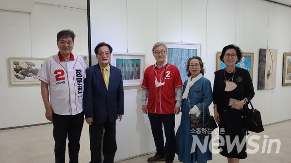 우측부터 최재형 국회의원, 신상갤러리 어양우 관장, 정문헌, 종로구청장 후보이 종로 인사동 한국미술관을 방문해 작가들 작품 앞에서 사진 촬영을 하고 있다 (사진 = 정경호 기자)