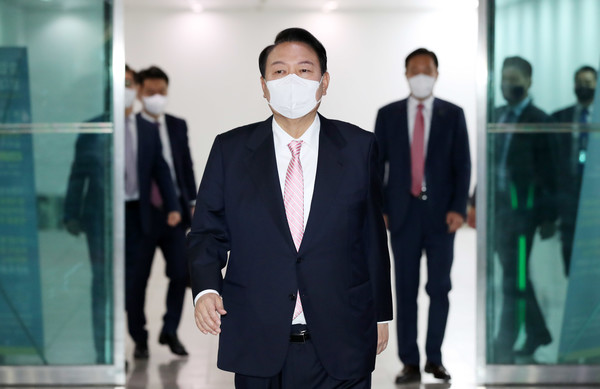 윤석열 대통령이 23일 서울 용산 대통령실 청사로 출근하고 있다. 2022.05.23 / 사진=[뉴시스]