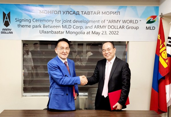 ㈜아미달러 그룹의 이원석 회장(왼쪽)과 ㈜MANAI BAISHIN LLC & MLD PLUS의 김정환 대표가 계약 체결 후 악수하고 있다.