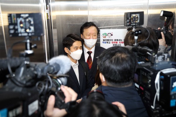 정호영 보건복지부 장관 후보자가 15일 서울 국민연금공단 서울북부지역본부 내 청문회 준비 사무실로 출근하며 취재진 질문에 답하고 있다.2022.04.15 / 사진=[공동취재사진]