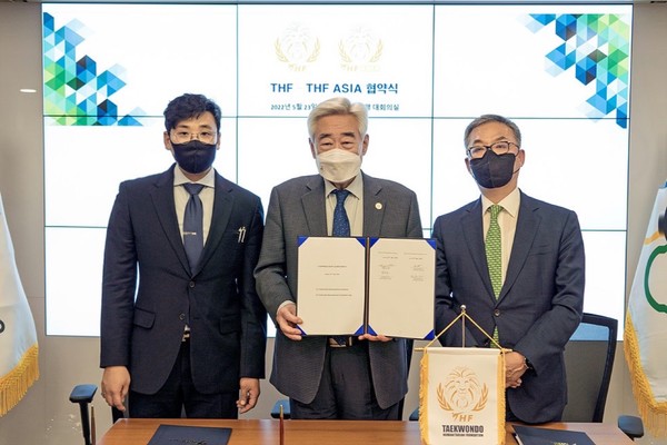 왼쪽부터 THF Asia 강대권총재 THF 조정원 총재 THF Asia 이형택 이사장이 협약식을 마치고 기념사진을 촬영하고 있다 (사진 = 태권도박애재단 제공)
