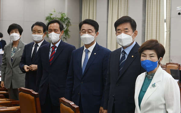 전혜숙 의장단선출 분과위원장과 국회의장 후보로 나선 김진표, 조정식, 우상호 등 더불어민주당 의원과 부의장 후보로 나선 변재일, 김영주 의원이 24일 오전 서울 여의도 국회에서 열린 후반기 국회의장단 후보 선출을 위한 더불어민주당 비공개 온라인 화상회의 의원총회에서 기념촬영을 하고 있다.2022.05.24 / 사진=[공동취재사진]